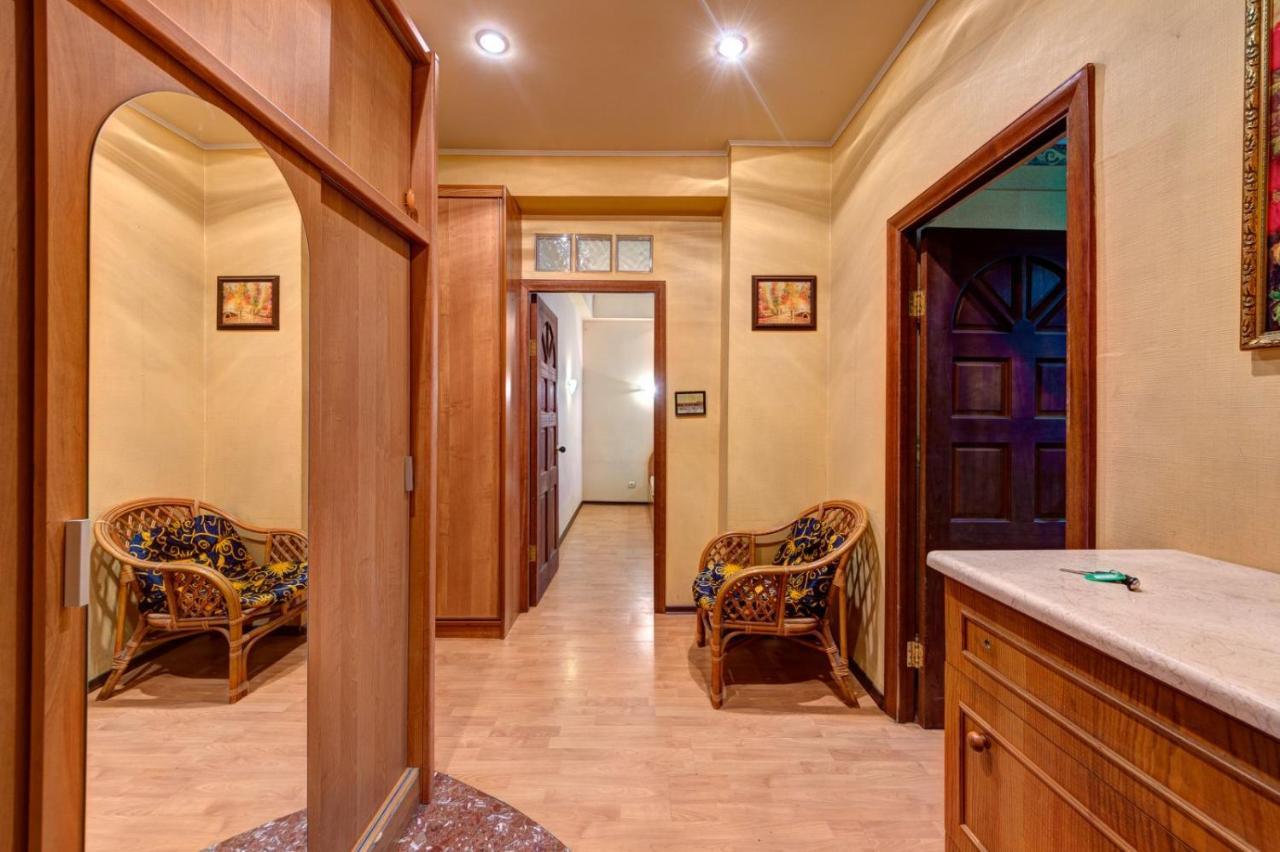 Three-Room Apartment Near Ocean Plaza Киев Экстерьер фото